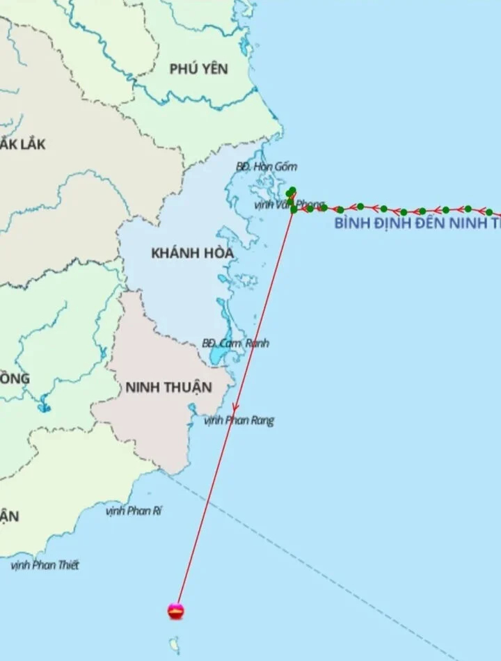 Vào thời điểm phát hiện, tín hiệu có vị trí tọa độ 10°40'N - 108°57'E, cách đảo Phú Quý (tỉnh Bình Thuận) khoảng 6 hải lý về hướng Bắc và di chuyển với tốc độ 6 hải lý mỗi giờ.