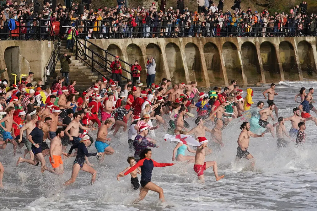 Người dân tham gia bơi lội nhân dịp lễ Giáng sinh tại bãi biển Sunny Sands ở Kent (Folkestone, Vương quốc Anh). (Ảnh: Gareth Fuller/PA)