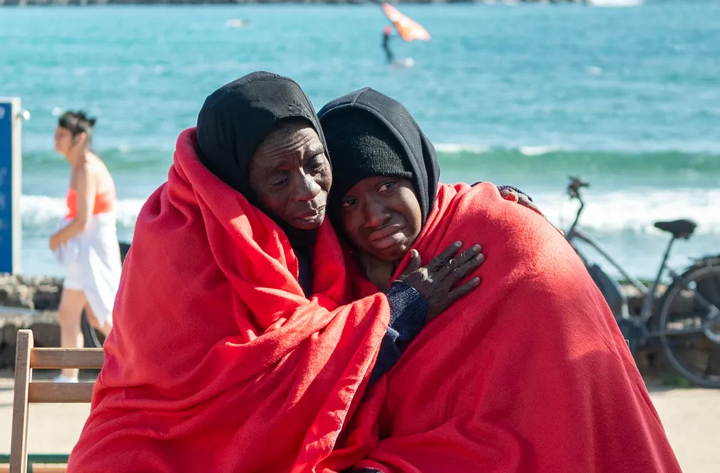 Những người di cư nghỉ ngơi sau khi đến bờ biển Canaries (Teguise, Tây Ban Nha) bằng phương tiện riêng. (Ảnh: Adriel Perdomo/EPA)