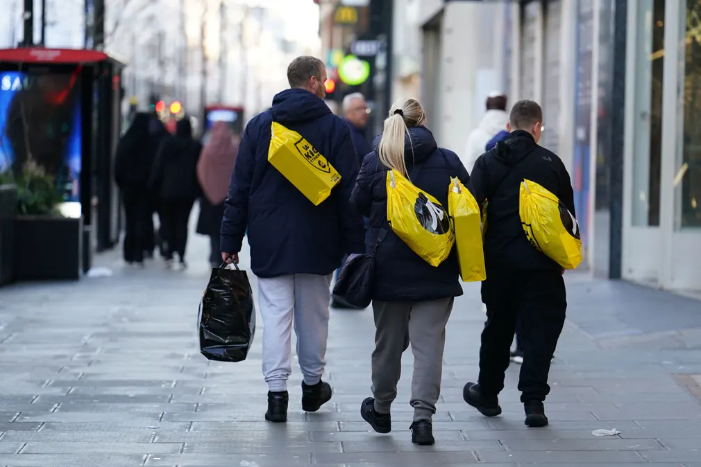Người dân mua sắm trên con phố Oxford (London, Vương quốc Anh) trong đợt giảm giá Boxing Day. (Ảnh: Jordan Pettitt/PA)