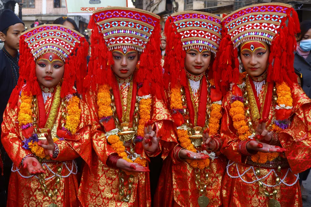 Các cô gái người Newar hóa trang thành nữ thần sống Kumari trong lễ hội Yomari Punhi ở Kathmandu (Nepal). (Ảnh: Aryan Dhimal/Zuma Press Wire/Rex/Shutterstock)