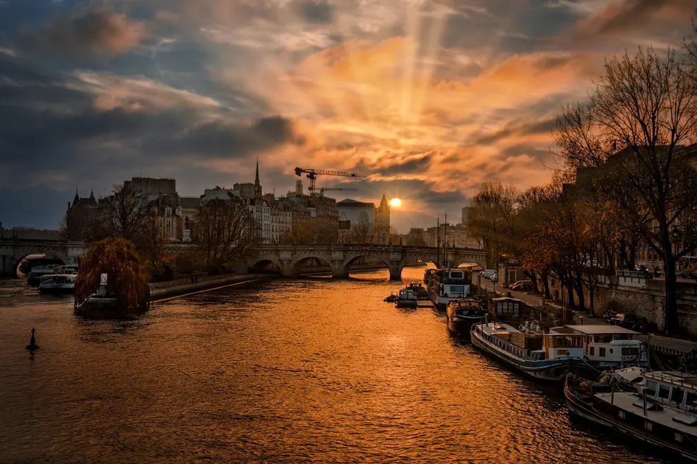 Ánh mặt trời phản chiếu lên dòng sông Seine (Paris, Pháp). (Ảnh: Anadolu/Getty Images)