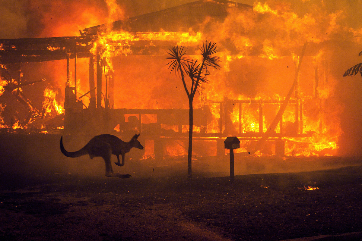 Trong khi các khu vực phía Đông Australia đang phải đối mặt với mưa bão, thì ngược lại, một số khu vực ở phía Tây nước này lại đang phải nỗ lực chữa cháy.