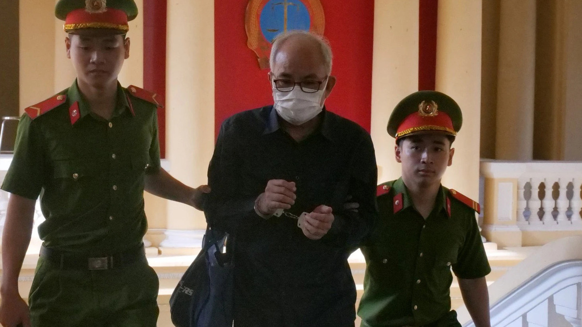 Bị cáo Hoa Công Hậu, cựu Giám đốc Sở Y tế tỉnh Tây Ninh được dẫn giải đến phiên xử.