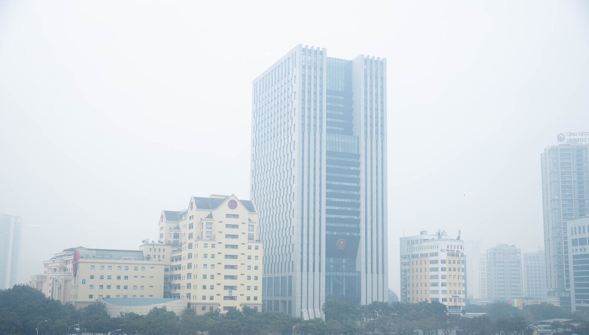 Sáng 29/12, Hà Nội tiếp tục ô nhiễm không khí ở mức cao, đặc biệt ở các quận nội thành, nhiều nơi có mức ô nhiễm cực kỳ nghiêm trọng. Ở mức này, người dân nên hạn chế ra ngoài.