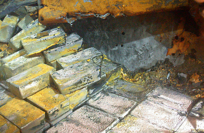 Những chiếc hòm sắt được tìm thấy dưới đáy hồ năm 2001.