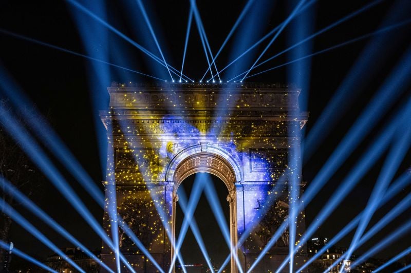 Một màn trình diễn ánh sáng được chiếu trên Khải Hoàn Môn (Paris, Pháp). (Ảnh: Aurelien Morissard/AP)