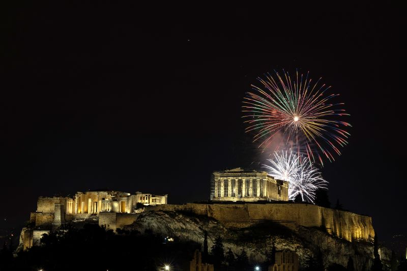 Pháo hoa nổ trên ngôi đền cổ Parthenon (Athens, Hy Lạp). (Ảnh: Yorgos Karahalis/AP)