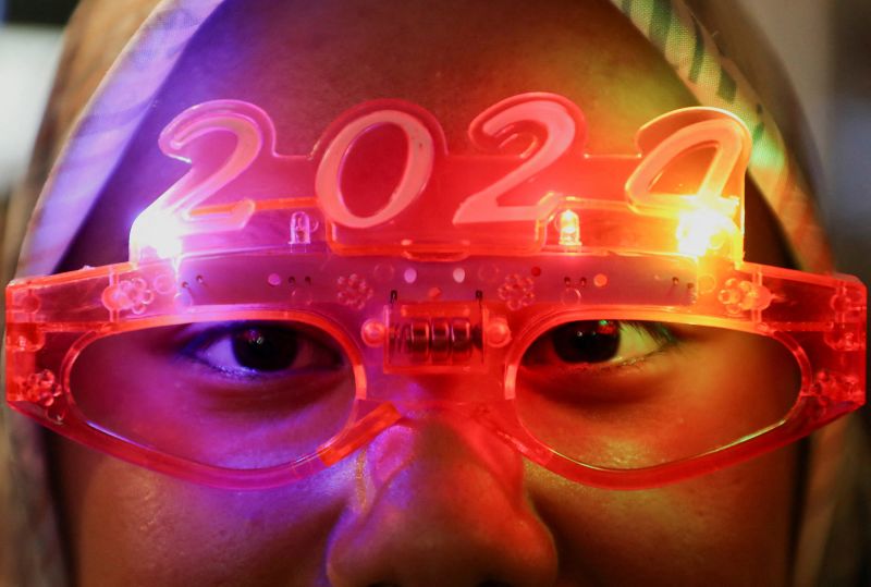 Một người phụ nữ đeo kính có con số 2024 ở Kuala Lumpur (Malaysia). (Ảnh: Hasnoor Hussain/Reuters)
