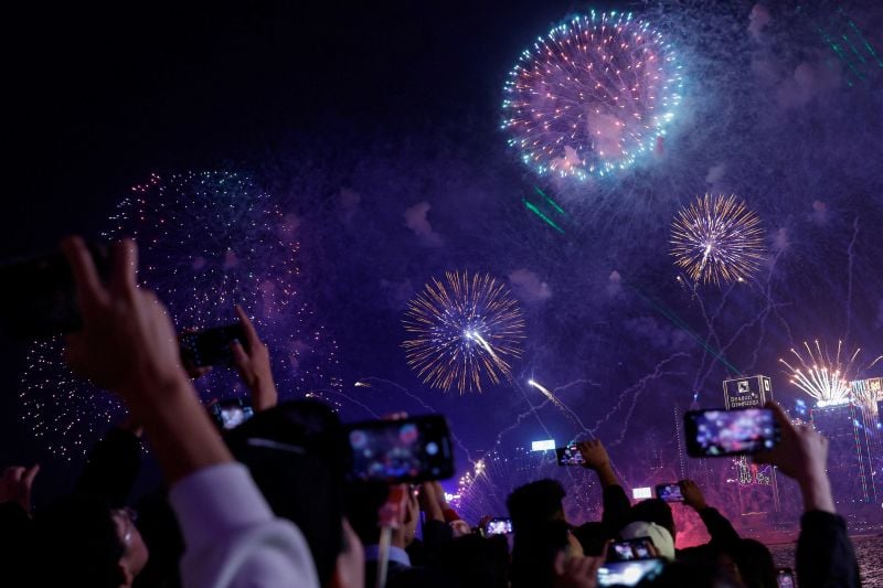 Pháo hoa nổ trên bầu trời ở cảng Victoria (Hong Kong). (Ảnh: Tyrone Siu/Reuters)