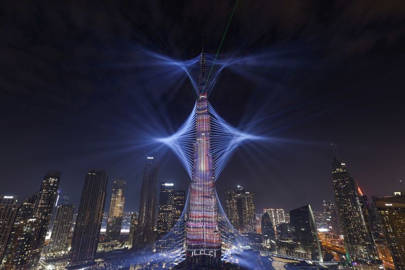 Tòa nhà Burj Khalifa (Dubai) được chiếu sáng nhân dịp năm mới. (Ảnh: Amr Alfiky/Reuters)