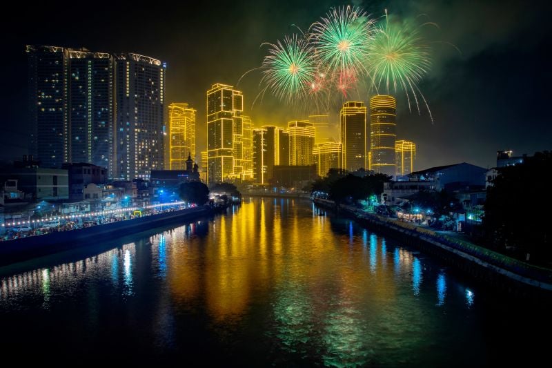Pháo hoa chào đón năm mới ở Makati (Metro Manila, Philippines). (Ảnh: Ezra Acayan)