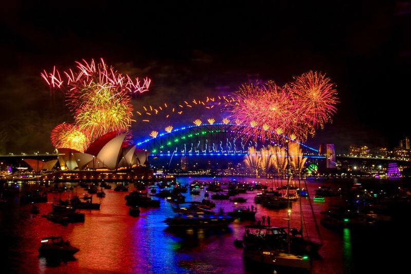 Pháo hoa thắp sáng bầu trời bên trên Nhà hát Opera Sydney và Cầu Cảng Sydney (Australia). (Ảnh: Izhar Khan/AFP/Getty)