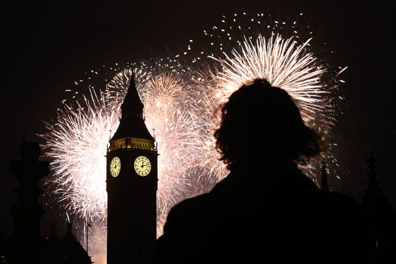 Người dân xem pháo hoa ở tháp đồng hồ Big Ben (London, Vương quốc Anh). (Ảnh: Leon Neal/Getty)