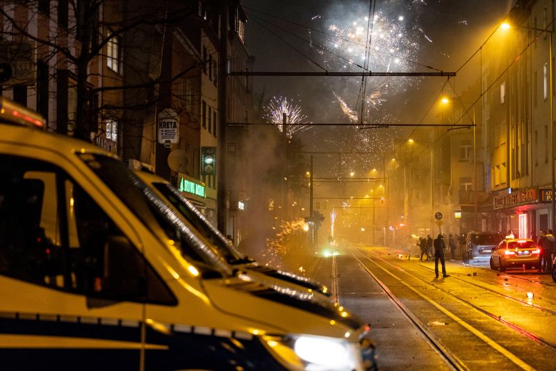 Cảnh sát túc trực khi pháo hoa được bắn trên bầu trời ở Duisburg (Đức). (Ảnh: Christoph Reichwein)
