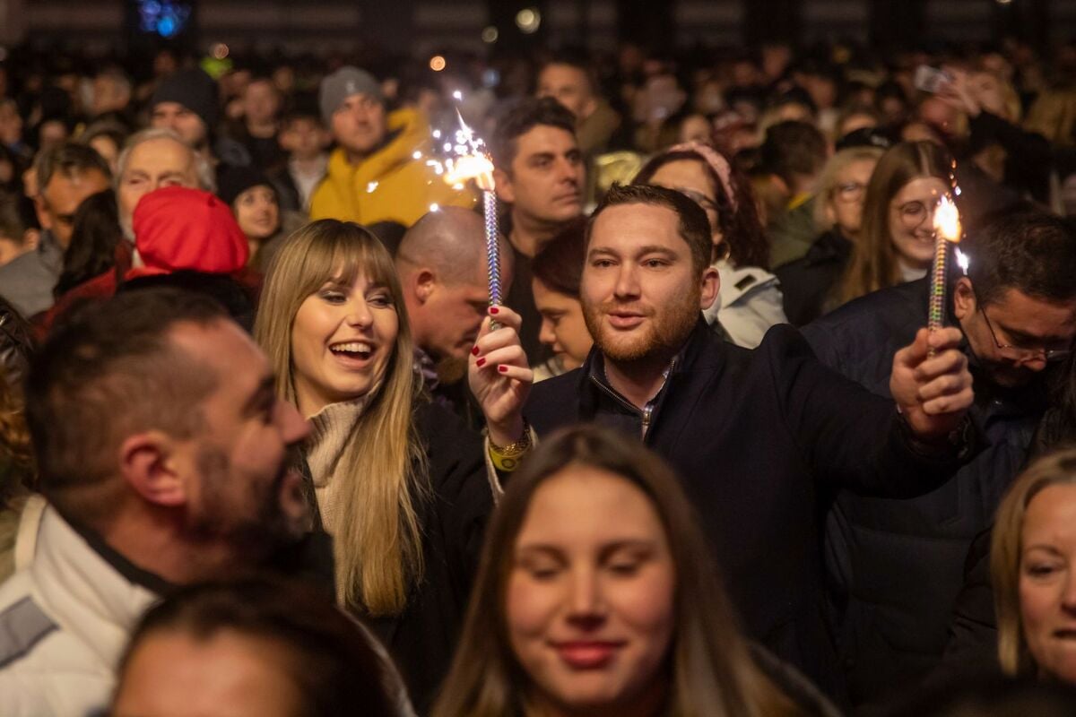 Người dân Osijek (Croatia) chào đón năm mới. (Ảnh: Borna Jaksic/Pixsell/Sipa USA/AP)