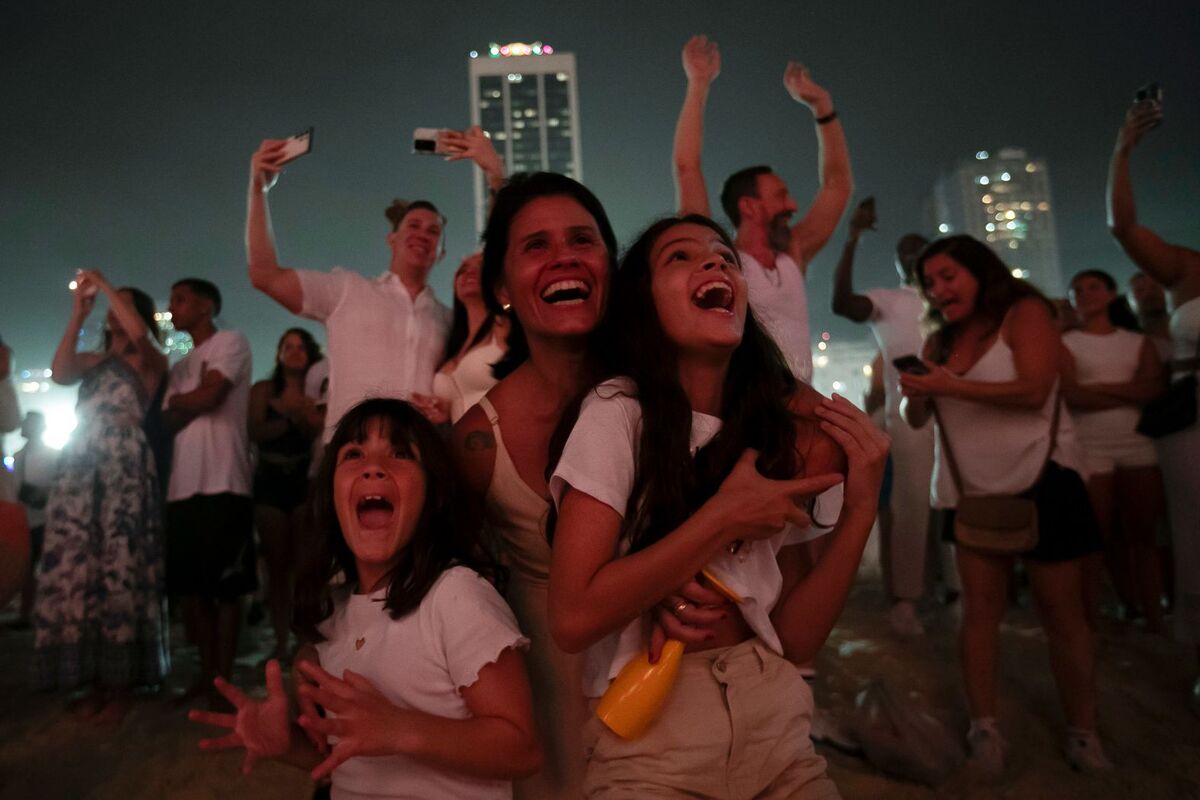 Người dân rộn ràng xem pháo hoa trên bãi biển Copacabana (Rio de Janeiro, Brazil). (Ảnh: Bruna Prado/AP)