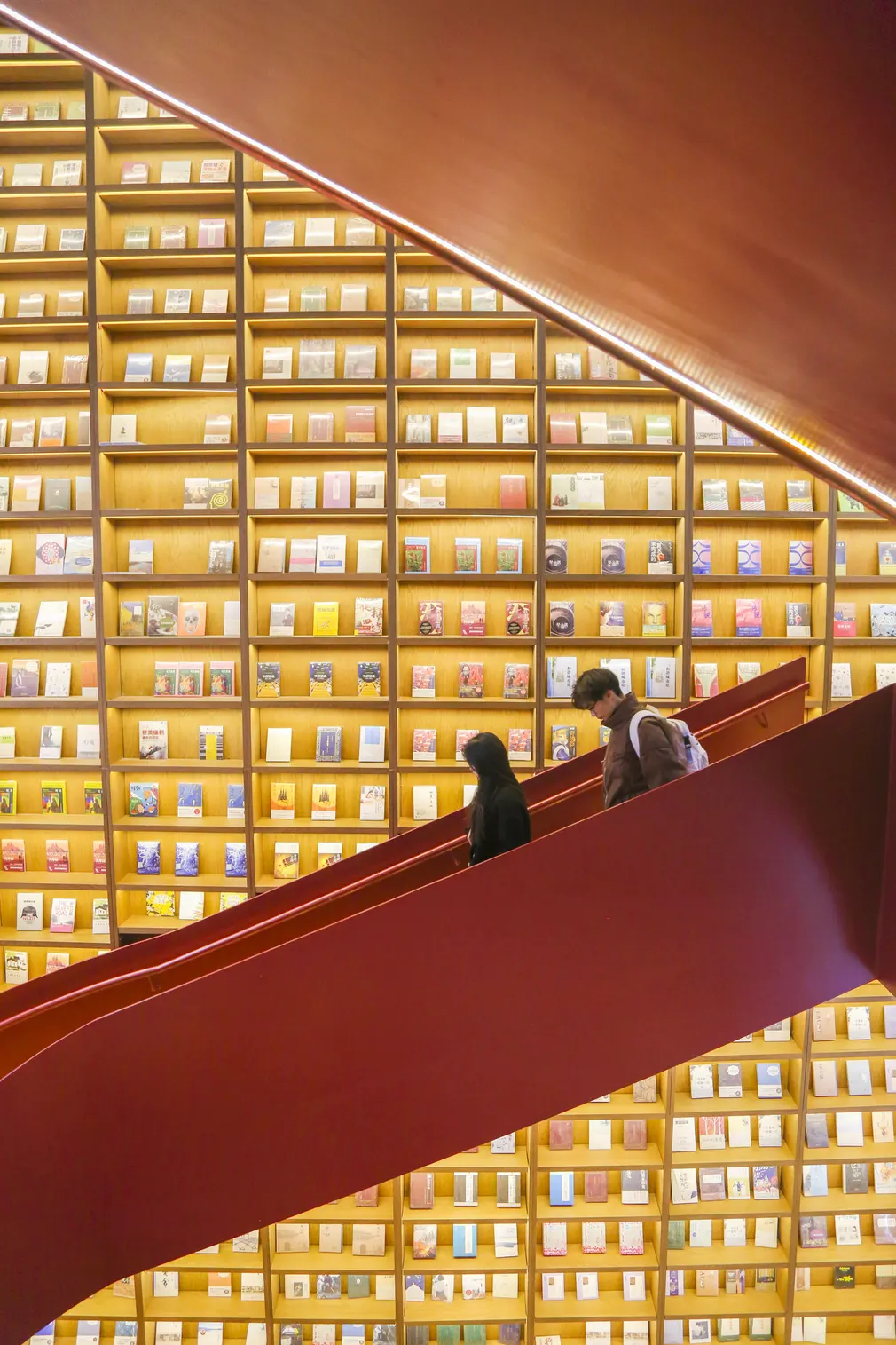 Du khách đến thăm trung tâm sách Jinchuang (Nam Kinh, Trung Quốc). (Ảnh: Costfoto/NurPhoto/REX/Shutterstock)