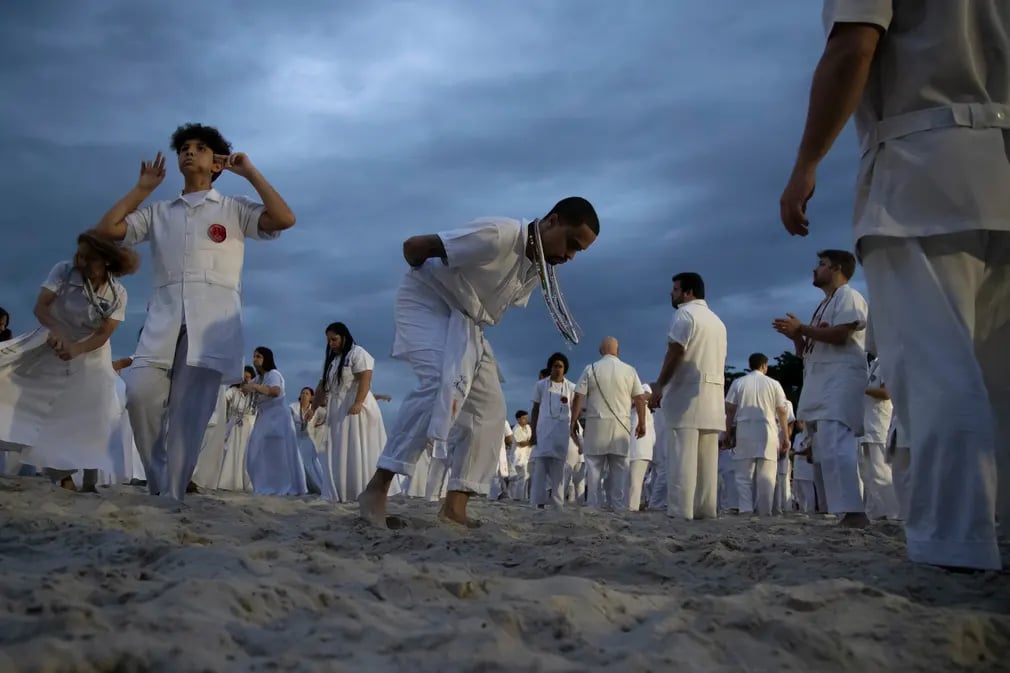 Mọi người tham gia nghi lễ tôn giáo Umbanda ở Rio de Janeiro (Brazil). (Ảnh: Bruna Prado/AP)