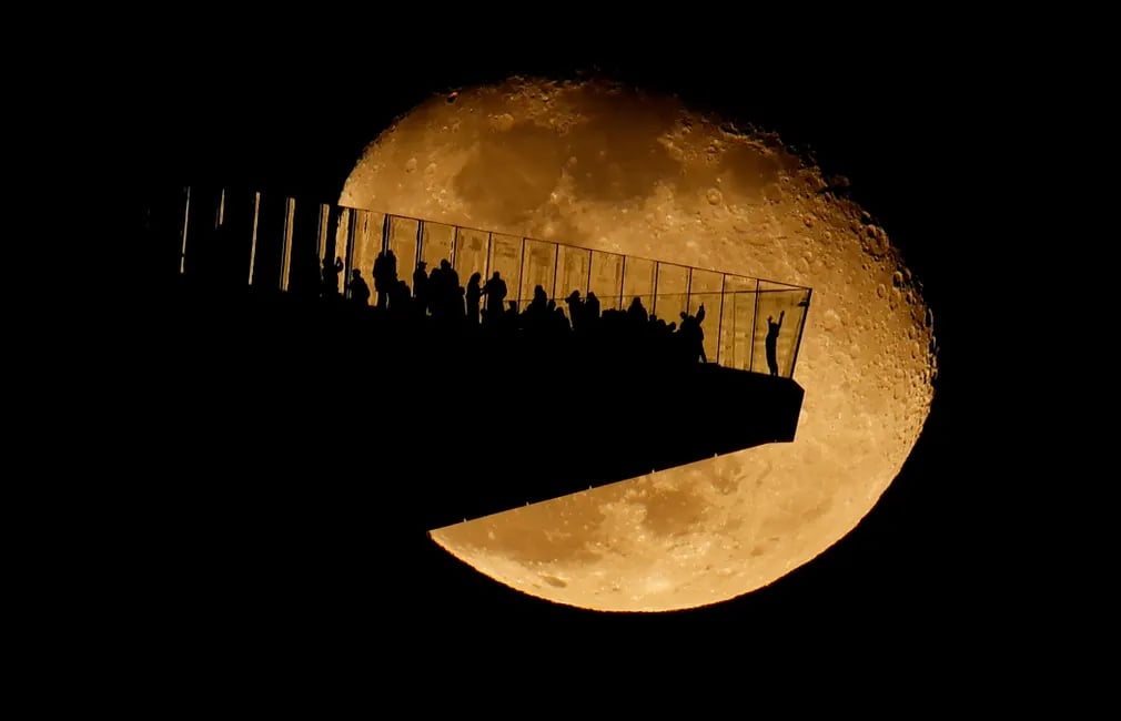 Vầng trăng khuyết mọc phía sau đài quan sát EdgeNYC (New Jersey, Mỹ). (Ảnh: Gary Hershorn/Getty Images)