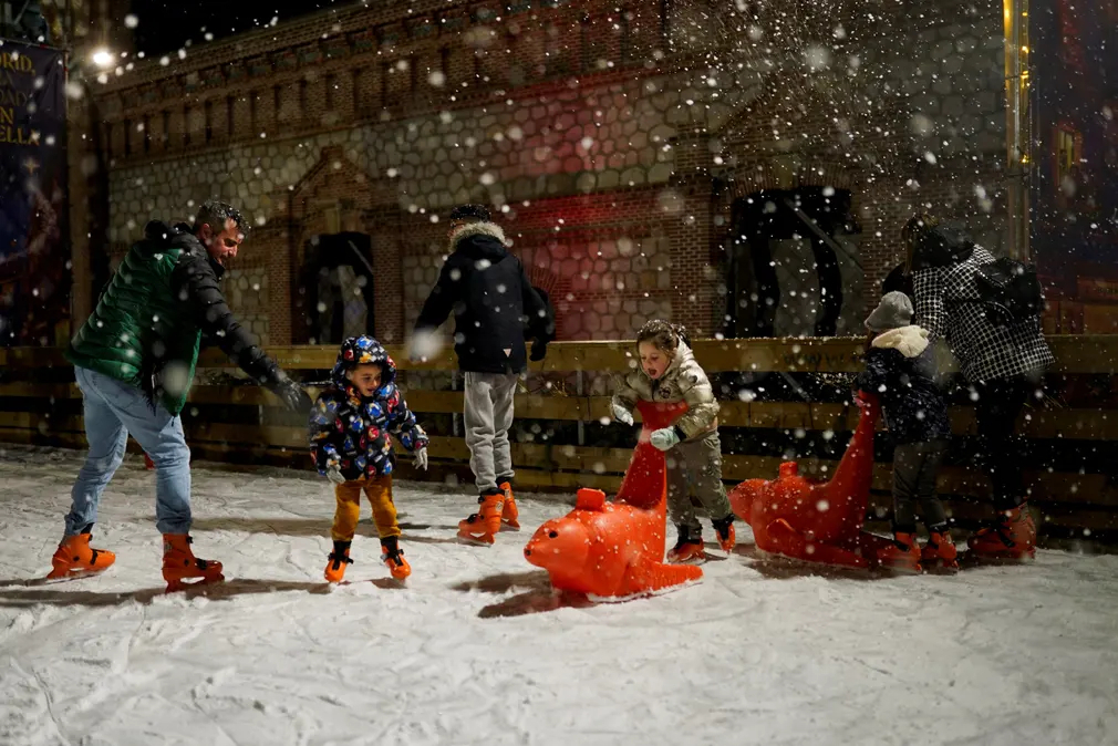 Người dân trượt băng tại chợ Giáng sinh Matadero (Madrid, Tây Ban Nha). (Ảnh: Reuters)