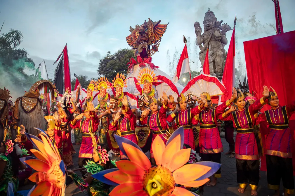 Các vũ công Bali biểu diễn trong một cuộc diễu hành văn hóa trước lễ đón giao thừa ở Denpasar (Bali, Indonesia). (Ảnh: Made Nagi/EPA)