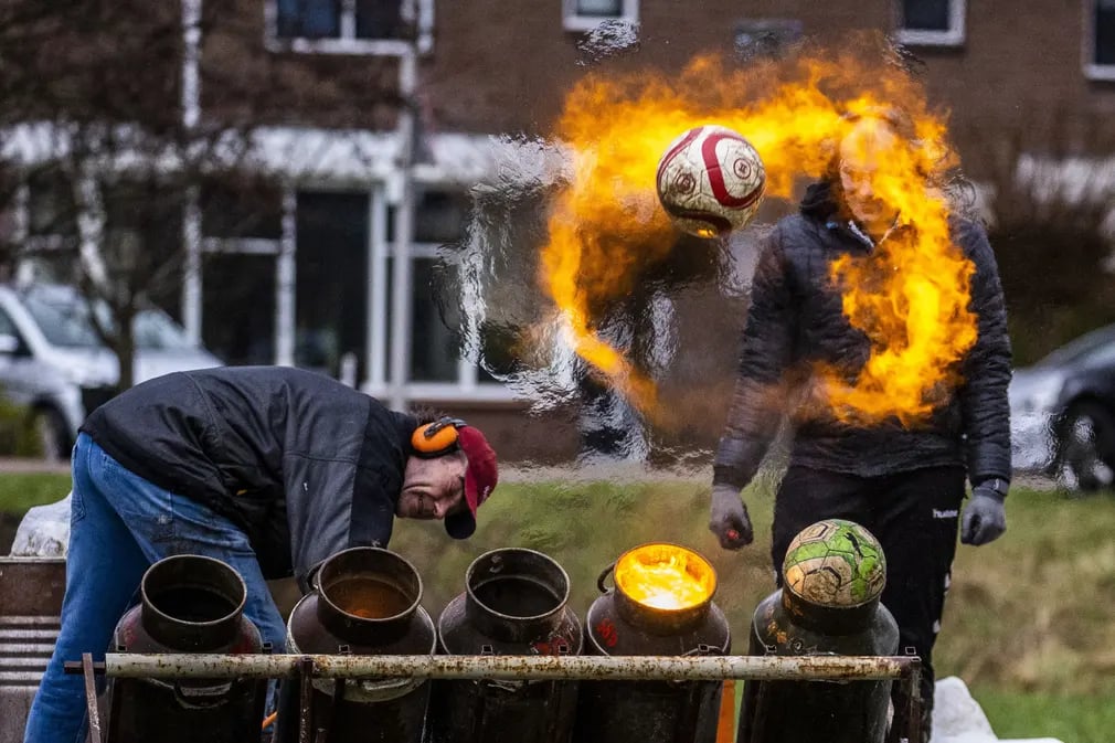 Người dân địa phương tham gia lễ mừng năm mới với truyền thống bắn bóng từ máy khuấy sữa ở Zwolle (Hà Lan). (Ảnh: Hollandse Hoogte/REX/Shutterstock)