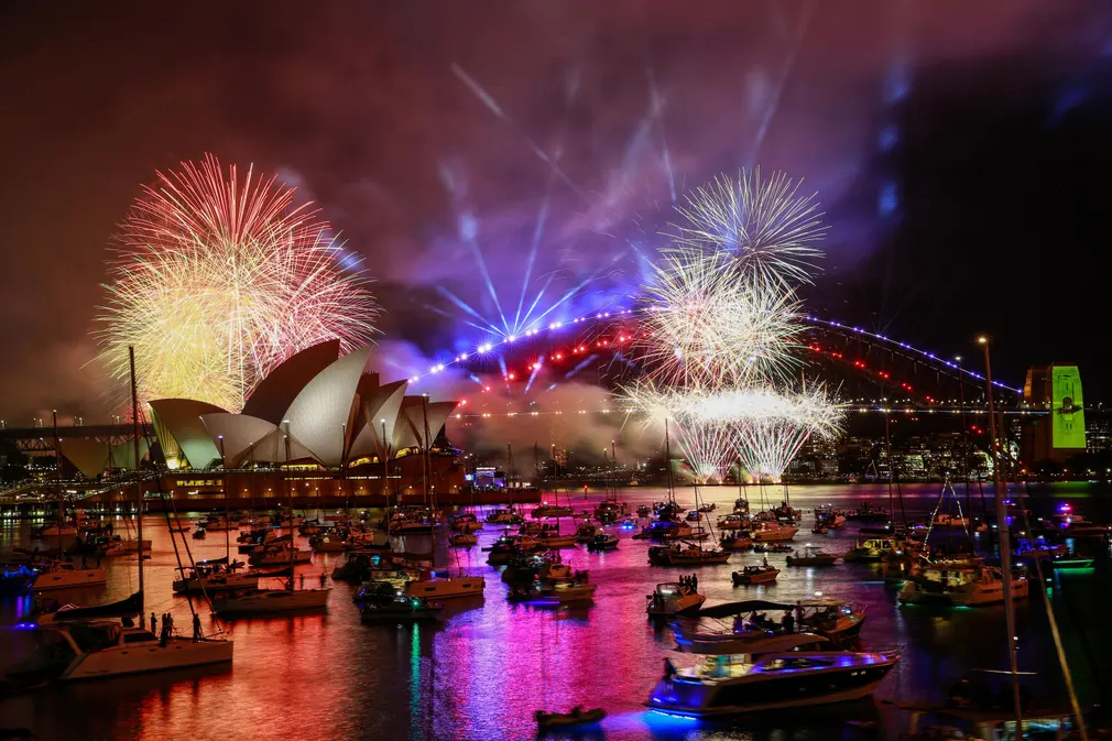 Pháo hoa thắp sáng bầu trời ở Cầu cảng Sydney (Australia) nhân dịp năm mới. (Ảnh: Roni Bintang/Getty Images)