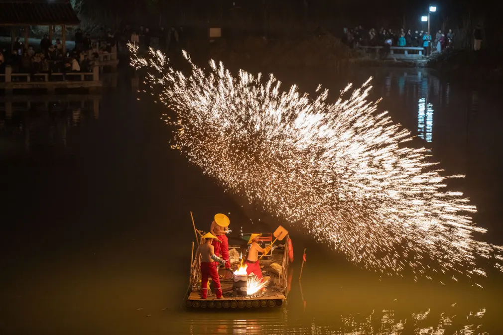Màn bắn pháo hoa truyền thống ở Phi Đông (Trung Quốc). (Ảnh: VCG/Getty Images)