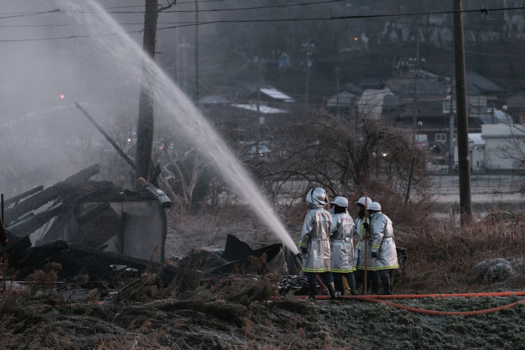 Lính cứu hỏa dập tắt đám cháy ở thành phố Nanao (tỉnh Ishikawa, Nhật Bản) vào sáng sớm ngày 2/1. (Ảnh: Bloomberg)
