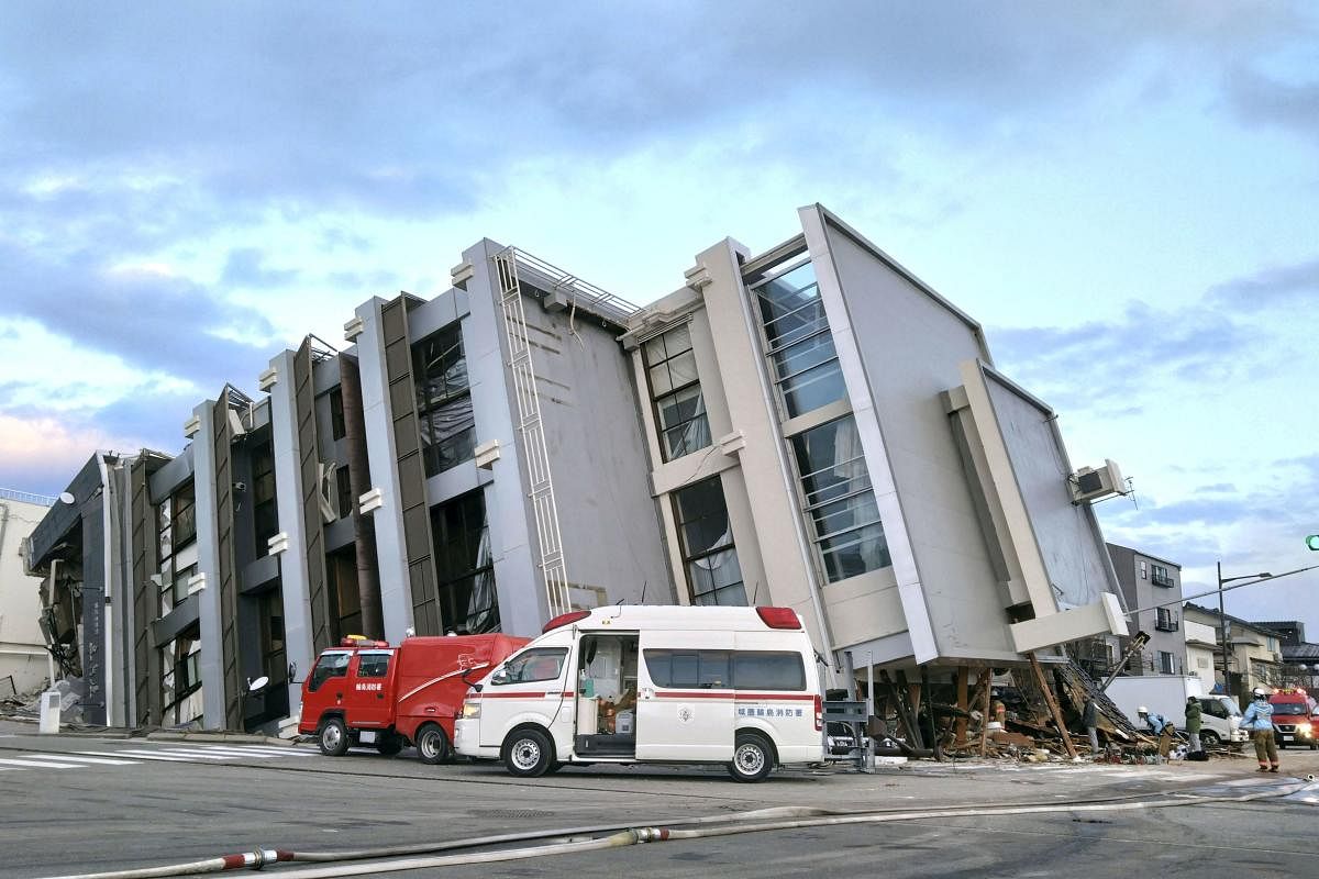 Động đất khiến một tòa nhà ở thành phố Wajima đổ sập.