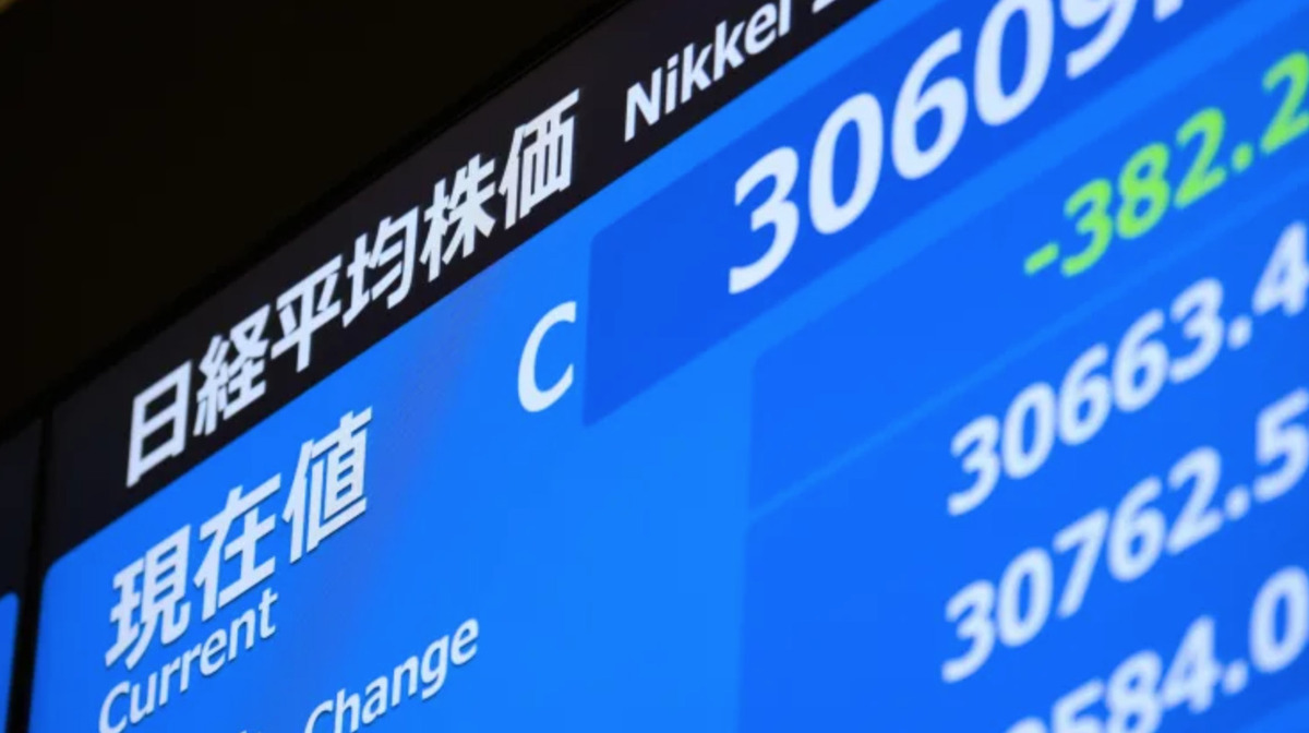 Một màn hình hiển thị số liệu Trung bình Chứng khoán Nikkei 225 tại Sở giao dịch chứng khoán Tokyo (TSE), do Japan Exchange Group Inc. (JPX) điều hành, ở Tokyo, Nhật Bản. Ảnh Bloomberg