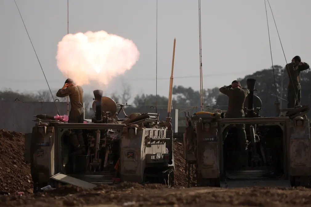 Binh sĩ Israel bắn súng cối tại một khu vực ở gần biên giới với Dải Gaza. (Ảnh: Ảnh: Abir Sultan/EPA)