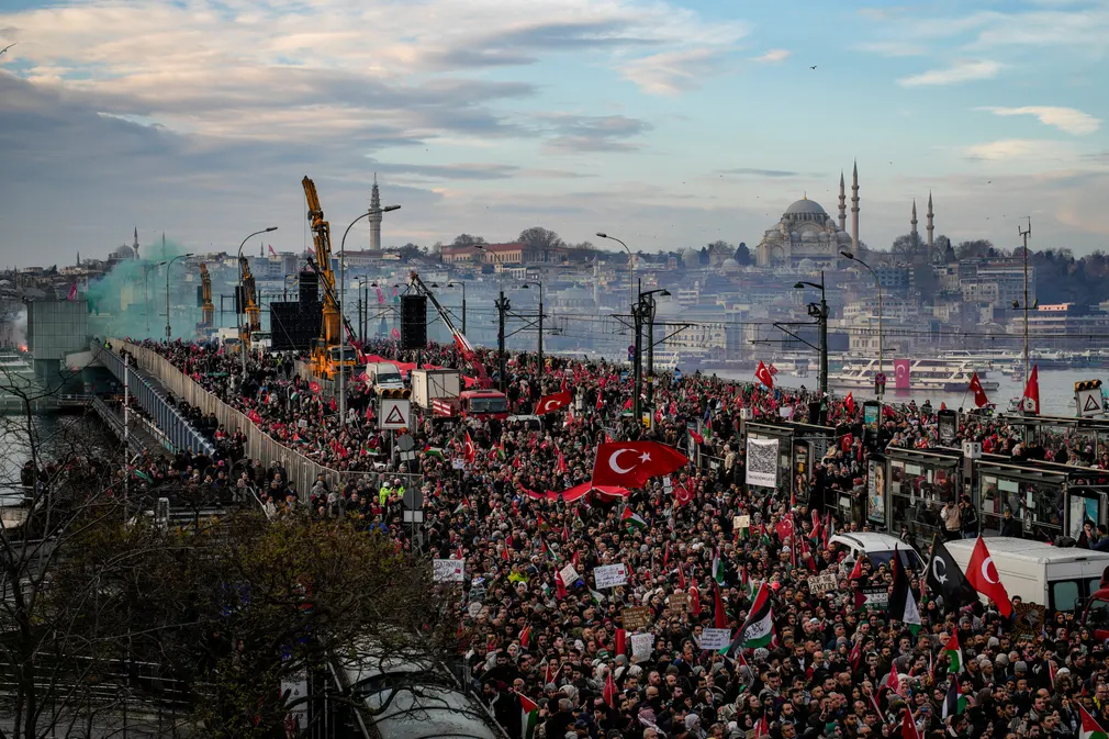 Hàng nghìn người dân Thổ Nhĩ Kỳ biểu tình ủng hộ người Palestine trong cuộc chiến đang diễn ra ở Dải Gaza. (Ảnh: Emrah Gürel/AP)