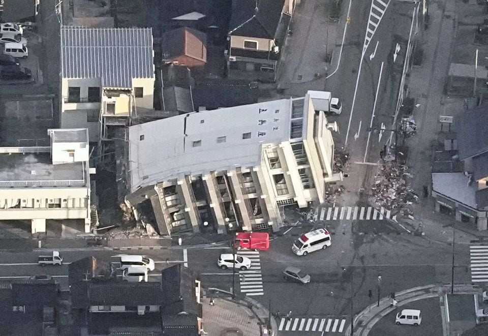 Một tòa nhà lớn đổ nghiêng sau trận động đất. (Ảnh: Reuters)