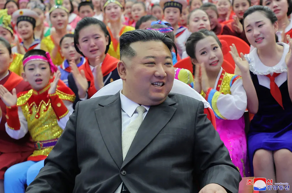 Nhà lãnh đạo Kim Jong - un tham dự sự kiện lễ hội mùa xuân ở Cung thiếu nhi Mangyongdae (Bình Nhưỡng, Bắc Triều Tiên). (Ảnh: KCNA qua KNS/AFP/Getty)