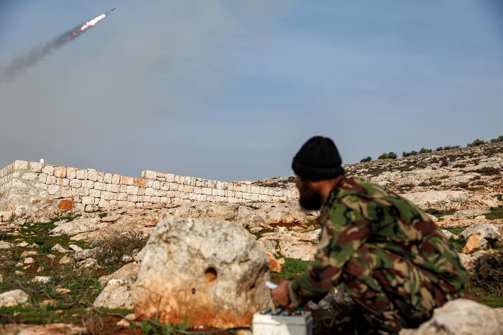 Một binh sĩ vận hành điều khiển bệ phóng tên lửa ở Aleppo (Syria). (Ảnh: Omar Haj Kadour/AFP/Getty Images)