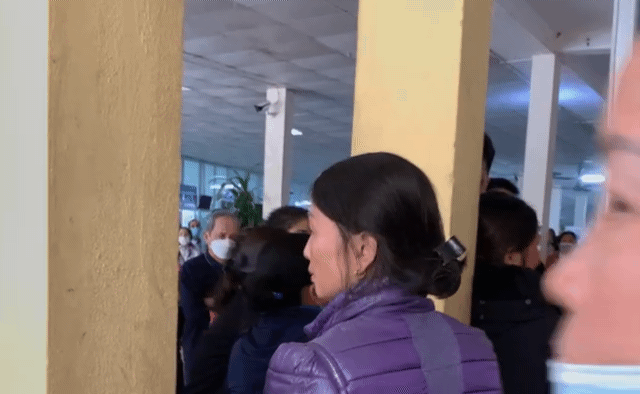 Rất đông bà con nhân dân hiếu kỳ kéo đến Trung tâm Y tế huyện Anh Sơn để xem sự việc. (Ảnh cắt từ clip)