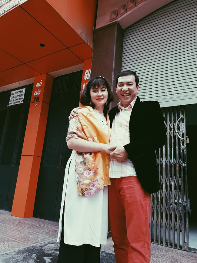 Nghệ sĩ Quang Thắng bên bà xã xinh đẹp. 