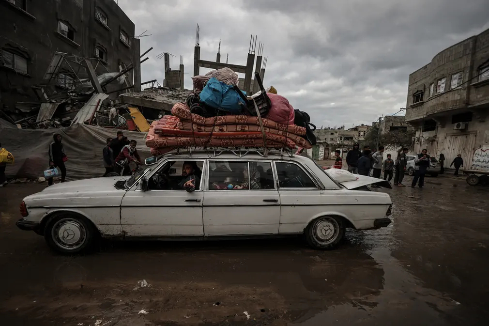Người dân Palestine rời bỏ nhà cửa sau khi quân đội Israel tấn công vào trại tị nạn Nuseirat (Dải Gaza). (Ảnh: Ali Jadallah/Anadolu/Getty Images)