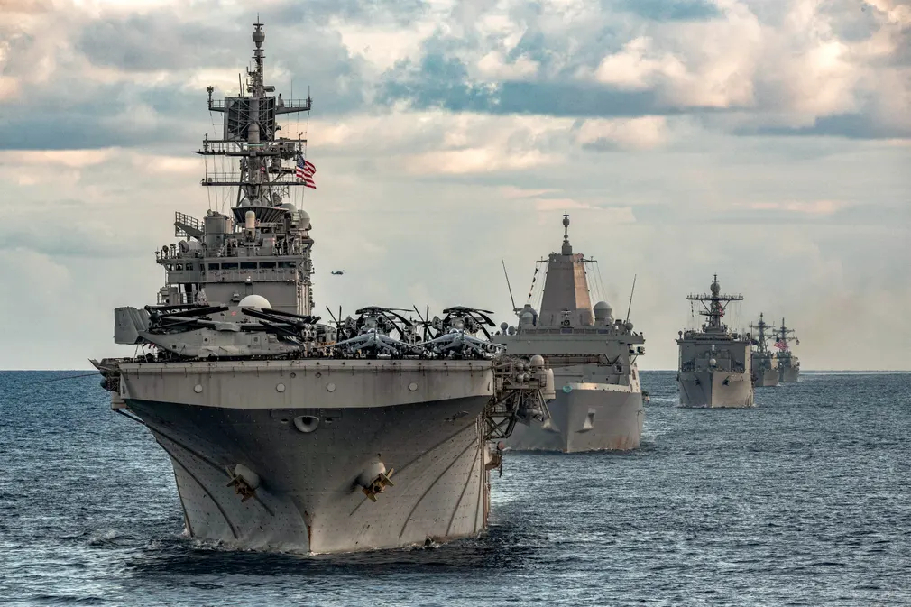 Đoàn tàu hải quân Mỹ di chuyển theo đội hình trên biển Địa Trung Hải. (Ảnh: Nolan Pennington/AFP/Getty Images)