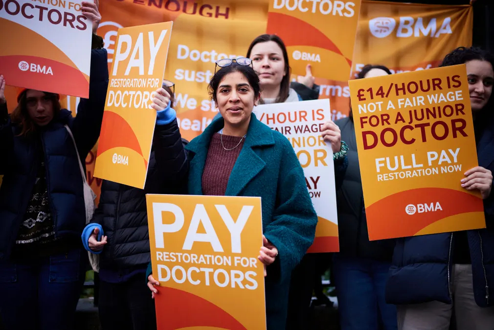 Các bác sĩ trẻ biểu tình phản đối mức lương và điều kiện làm việc bên ngoài Bệnh viện Hoàng gia Victoria (Newcastle, Vương quốc Anh). (Ảnh: Christopher Thomond/The Guardian)