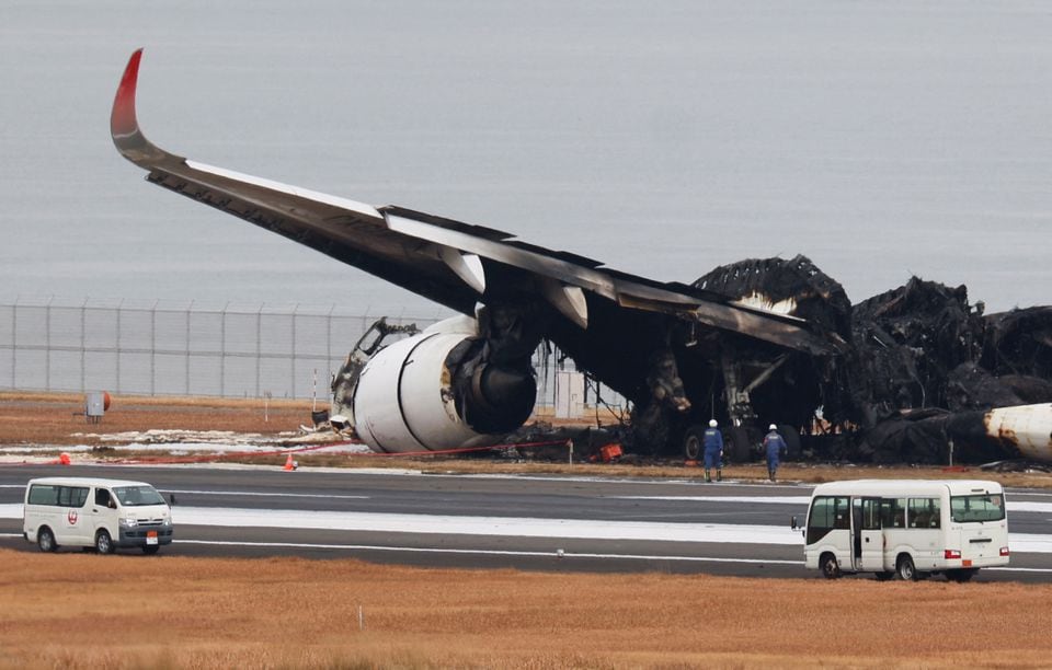 Chiếc Airbus A350 sau khi bốc cháy do va chạm với máy bay của Lực lượng Bảo vệ Bờ biển Nhật Bản. (Ảnh: Reuters)