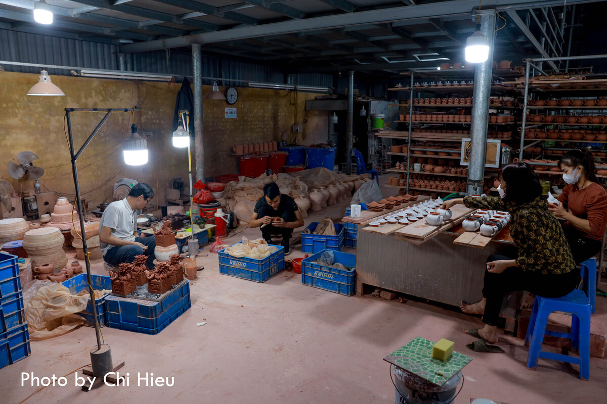 Chỉ còn hơn 1 tháng nữa là đến Tết Nguyên đán Giáp Thìn, làng nghề Bát Tràng những người thợ lại tất bật cho những chuyến hàng lớn nhất trong năm.