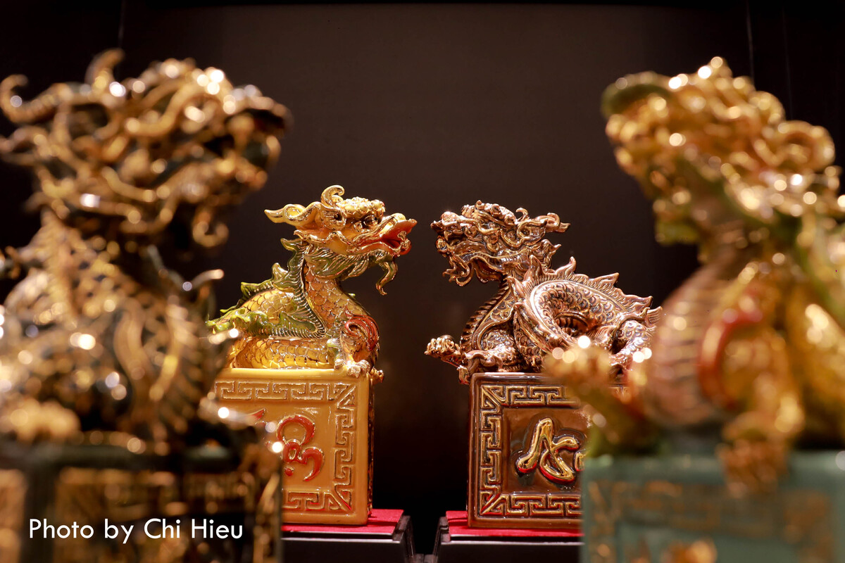 Sản phẩm khắc họa hình tượng rồng thời Lê Sơ thời kỳ thịnh vượng của thời kỳ phong kiến Việt Nam, cùng với đó trên thân ấn có 3 chữ An, Thuận, Phát và hình tượng “Cá chép hóa rồng”. 