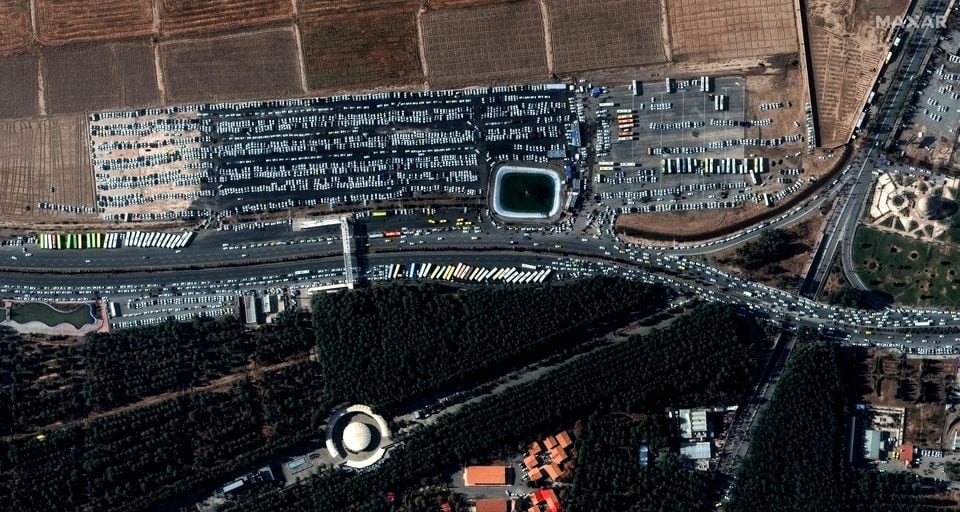 Hình ảnh từ vệ tinh cho thấy đám đông đang tập trung dọc con đường dẫn đến nghĩa trang để tham dự lễ tưởng niệm. (Ảnh: Reuters)