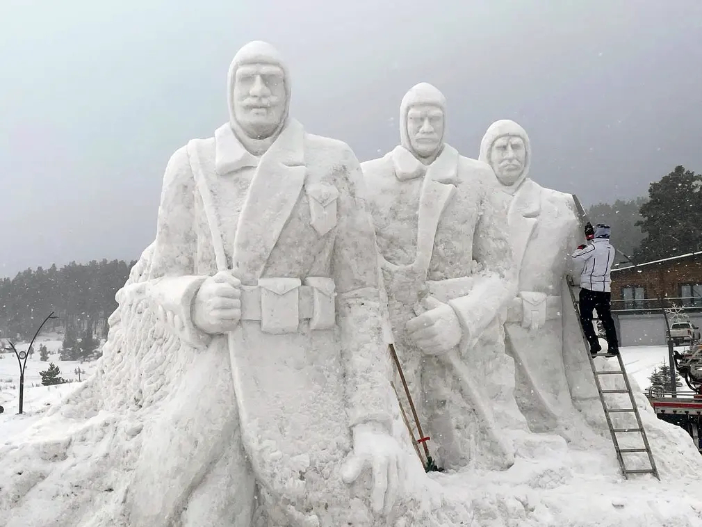 Tượng những người lính được điêu khắc bằng tuyết trước lễ kỷ niệm 109 năm Trận Sarikamis ở Kars (Thổ Nhĩ Kỳ). (Ảnh: Anadolu/Getty Images)
