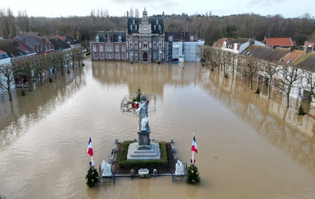 Đài tưởng niệm chiến tranh bị ngập một phần sau những trận mưa lớn gây lũ lụt ở Arques (Pháp). (Ảnh: Pascal Rossignol/Reuters)