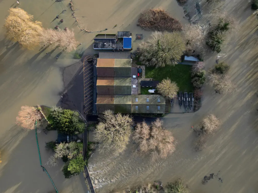 Nước từ sông Great Ouse tràn lên làm ngập thị xã Bedford (Bedfordshire, Vương quốc Anh) sau cơn bão Henk. (Ảnh: Matthew Childs/Reuters)