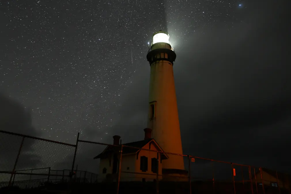 Mưa sao băng Quadrantids phía trên trạm ánh sáng Pigeon Point ở Pescadero (California, Mỹ). (Ảnh: Anadolu/Getty Images)